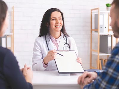 طبيب يشرح تفاصيل إجراء التلقيح الاصطناعي والوصفات الطبية