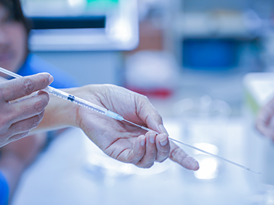 حفظ الحيوانات المنوية بالتجميد داخل مختبر خصوبة في الإمارات